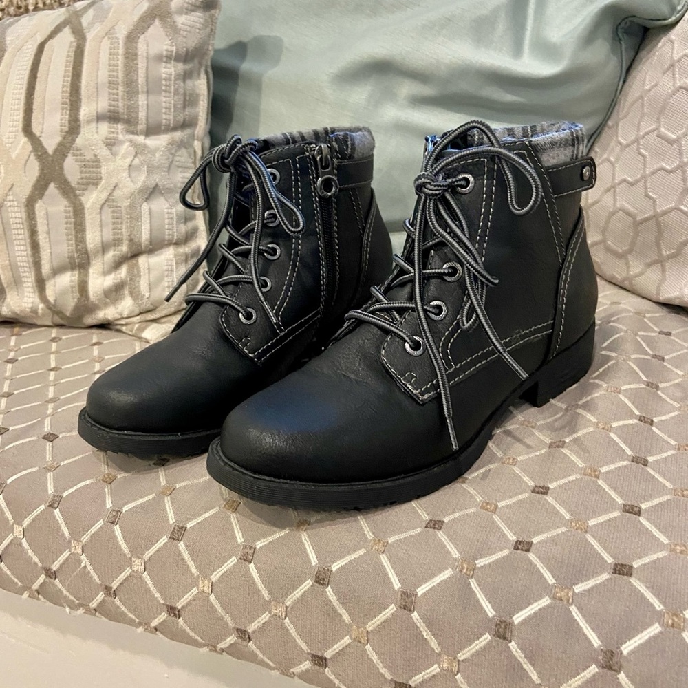 Sporto black boots/booties, all manmade materials. Size US 7.5 Womens WORN ONCE!